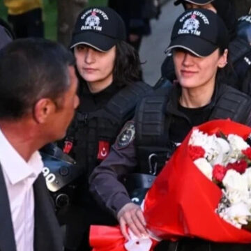 Madencilerden polise çiçekli veda: Ankara’daki grevde mutlu son